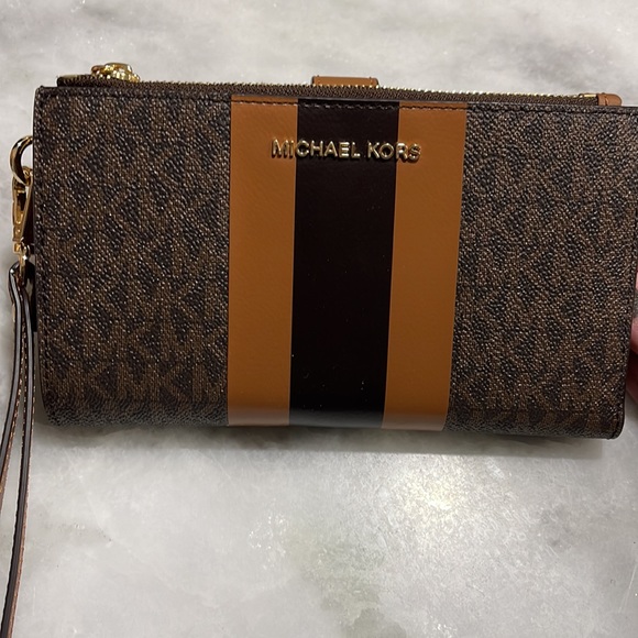 New with tags!!✨✨Michael Kors✨✨ Tote Bag and Wallet. Currently in stores. - Picture 2 of 5